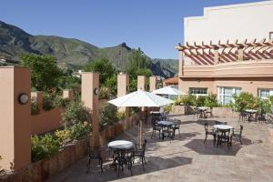 阿尔内迪略特玛欧洲巴尔内奥艾内迪罗SPA酒店的一个带桌椅和遮阳伞的庭院