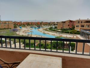 艾因苏赫纳Marina Wadi Degla Villa Duplex 4 Bedrooms的阳台享有水上公园的景致。