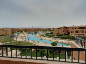 艾因苏赫纳Marina Wadi Degla Villa Duplex 4 Bedrooms的阳台享有河景