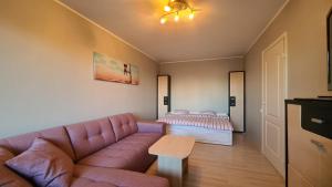 塔林Magistral Contact Free Apartment with free parking的客厅配有沙发和1张床