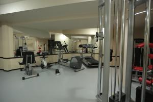 帕拉钦Orbis Design Hotel & Spa的一间健身房,里面设有数个健身器材