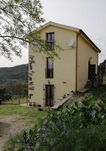 SeùloFERULA romantica mansarda tra fiumi e montagne Sardegna的院子中间的房子