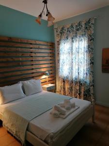 圣帕拉斯凯维Litsa's House Platanias的一间卧室配有一张床,上面有两条毛巾