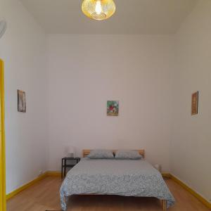 楼尔Historical da Matriz的一间白色客房内的床铺卧室