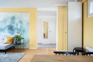 库奥皮奥2 Bedroom apartment with free parking的客厅设有黄色的墙壁和沙发