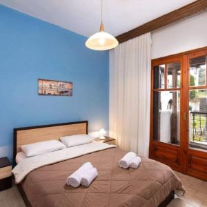 希维利Vaso Manos Apartment - Siviri Chalkidiki的一间卧室配有一张大床和两条毛巾