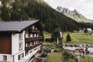 加尔盖伦阿尔卑斯山海姆斯皮兹酒店的山前阳台上鲜花盛开的建筑