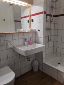 路德斯塔德·威特比威滕伯格ACRON酒店的一间带水槽、淋浴和卫生间的浴室