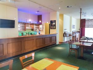 路德斯塔德·威特比威滕伯格ACRON酒店的餐厅设有酒吧、桌子和椅子