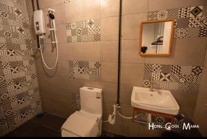 伯恩仓Hotel COOL MAMA的一间带卫生间和水槽的浴室