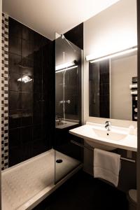 塞纳河畔罗米伊B&B HOTEL Romilly-sur-Seine的一间带水槽和镜子的浴室