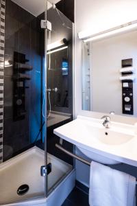 塞纳河畔罗米伊B&B HOTEL Romilly-sur-Seine的一间带水槽和淋浴的浴室