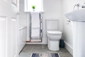约克The Knavesmire - Quaint Victorian Home With Free Parking的白色的浴室设有卫生间和水槽。