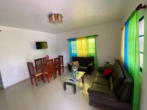 哈拉瓦科阿Oasis de paz的客厅配有沙发和桌椅