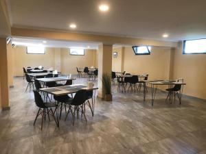 科布列季Riva的用餐室设有桌椅和窗户。