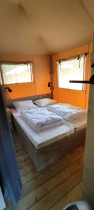 Luxe Safaritent Friesland客房内的一张或多张床位