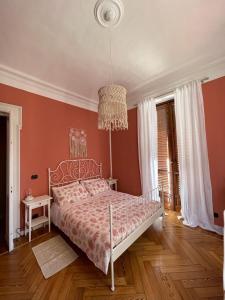 都灵La Petite Maison de la Ville的一间卧室配有一张床和一个吊灯