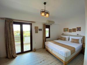阿菲托斯Marianna Sea View Afitos的一间卧室设有一张床和一个大窗户