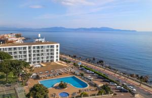 莱斯卡拉尼维玛房车酒店的享有酒店和海洋的空中景致