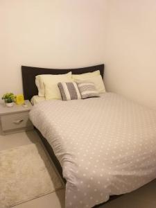 卡特勒博尔纳Cosy Apartment in Ebene的卧室内的一张带白色床单和枕头的床