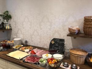 拜尔施泰因科拉佩尔博格酒店的一张桌子上摆着许多不同的食物