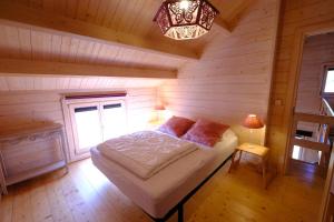 SoyGîte Cerf'titude的小木屋内一间卧室,配有一张床