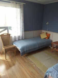 库雷萨雷Tuule Villa的卧室配有床、椅子和窗户。