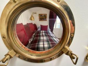 特拉弗明德丽莉玛伦酒店的把一张镜子里的床的照片拍下来的人
