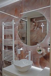 地拉那Mark Hotel Tirana的一间带水槽和镜子的浴室