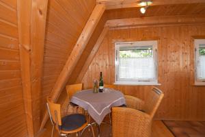 HeidersbachFinnhütte im Herzen des Thüringer Wald/ Haus Alwin的小屋内带桌椅的用餐室