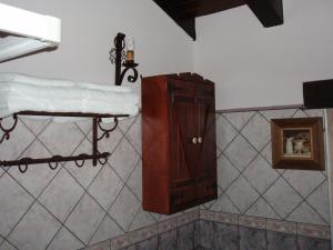 VillalanguaHotel La Posada de Villalangua的一间房间,内设桌子和橱柜