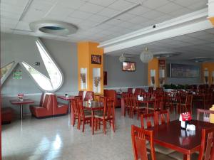 赫雷斯加西亚萨利纳斯里欧酒店的一间带桌椅的用餐室和窗户。
