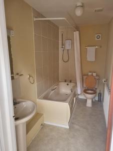 KinnersleyROYAL OAK的带浴缸、卫生间和盥洗盆的浴室