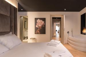 米兰Brera Luxury Apartment near Duomo With Wifi的卧室配有白色的床和浴缸