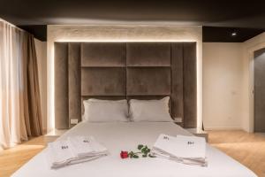 米兰Brera Luxury Apartment near Duomo With Wifi的一间卧室配有一张大床和两条毛巾