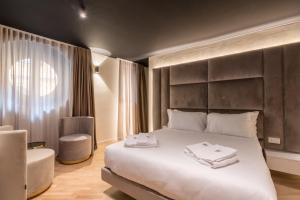 米兰Brera Luxury Apartment near Duomo With Wifi的卧室配有一张白色大床和一把椅子