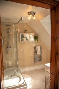 阿卡莱克Innes House Bed & Breakfast的带淋浴、卫生间和盥洗盆的浴室