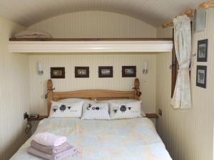卡纳芬Llety'r Bugail 1的一间卧室配有带枕头的床