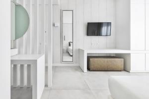 阿尔布费拉Vila Maria Hotel - Adults Only的白色的浴室设有卫生间,墙上配有电视。