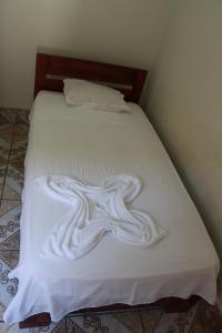 塔拉波托Tengana Hospedaje y Tours的床上铺着白色的毯子