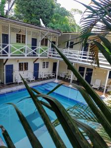 别霍港Lizard King Hotel & Suites的享有房屋和游泳池的景致。