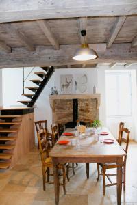 BurgyLE CLOS DES PIERRES ROUGES的一间带木桌和壁炉的用餐室