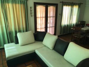 萨尔塔Casa en B° Tres Cerritos, Salta Capital. Alquiler Temporal的客厅配有沙发和两个枕头