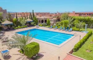 瓦尔扎扎特Ksar Ben Youssef的享有度假村游泳池的顶部景致