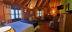 拉卡布雷拉萨拉德乌尔酒店的一间卧室配有一张床和一张书桌