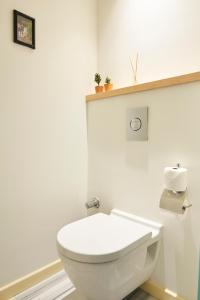 伊斯坦布尔Magnova Studios的白色的浴室设有卫生间和架子。