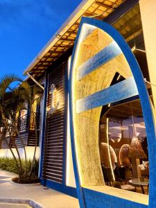 里约达欧特拉斯韦拉欧普拉亚酒店的橱窗上的冲浪板