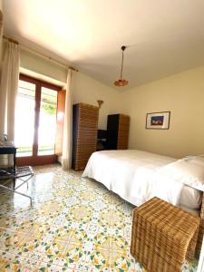 拉维罗萨尔瓦托雷住宿加早餐旅馆的卧室配有白色的床和地毯。