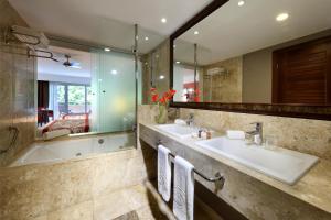 因巴塞帕拉迪姆皇宫度假大酒店&Spa水疗中心- 全包的浴室设有2个水槽、浴缸和镜子