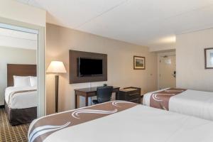 萨默赛德海湾花园品质套房酒店的酒店客房设有两张床和一台平面电视。